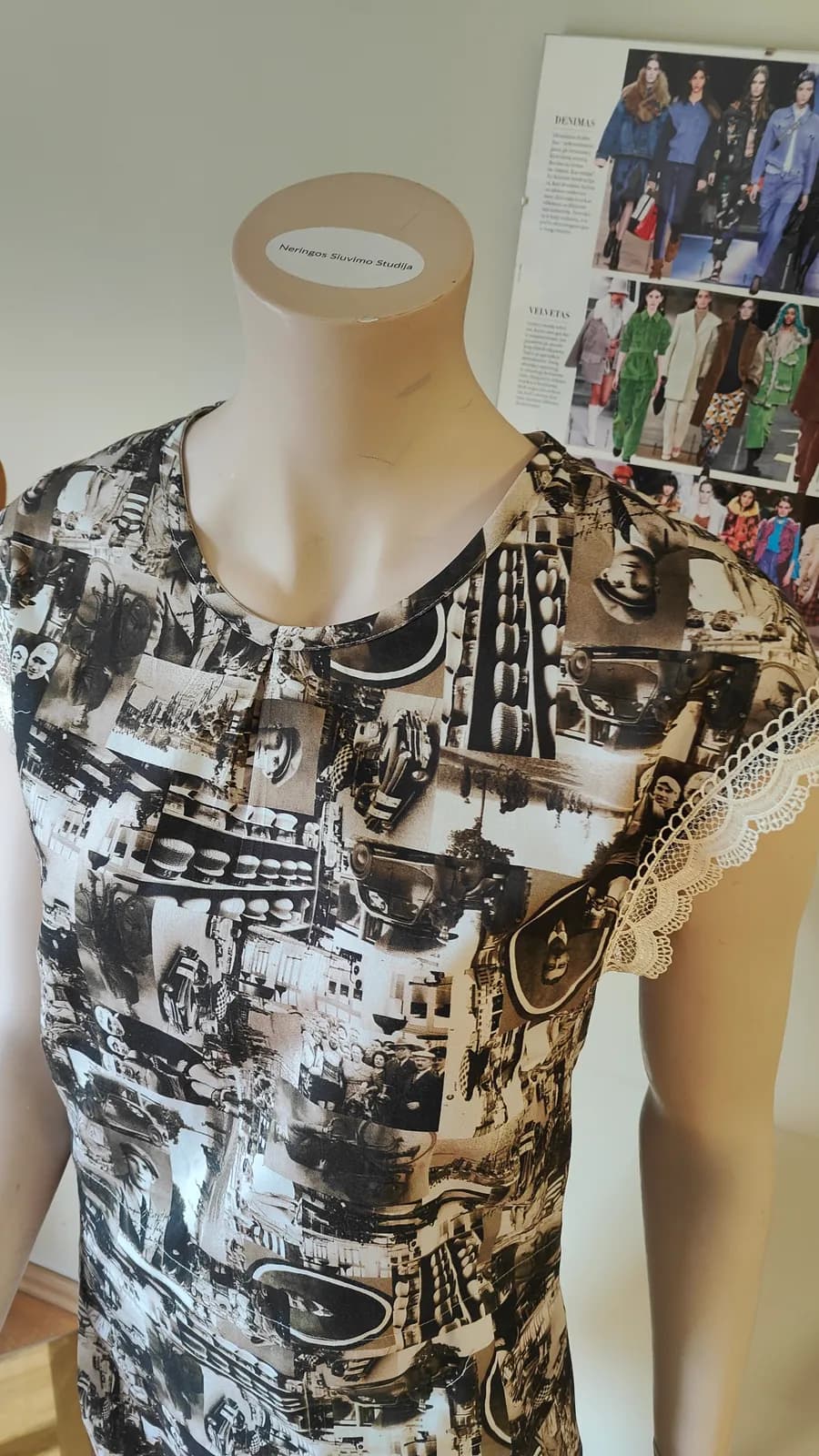 Raštuotos suknelės detalė su nėriniais