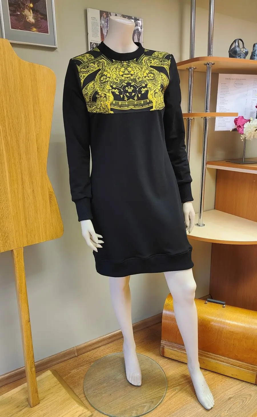 Juoda trikotažinė suknelė su geltonais ornamentais